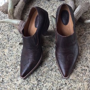 ARIAT   WESTERN COWBOY BOOTIE. NEVER BEEN WORN